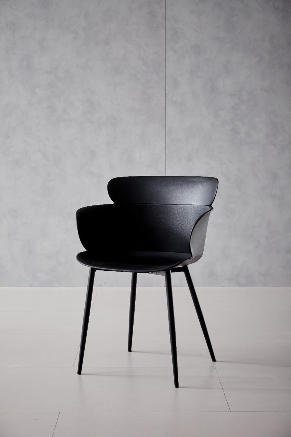 SILLA MIAMI CON BRAZOS, COLOR NEGRO, CON ESPALDAR Y DISEÑO MODERNO