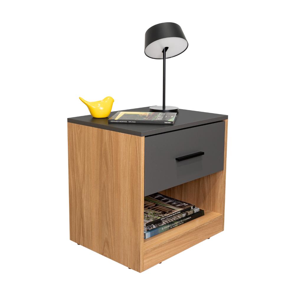 MESA DE NOCHE GIROA, PLATA OSCURO Y FRESNO EUROPEO, CON ESPACIO PARA COLOCAR OBJETOS DECORATIVOS