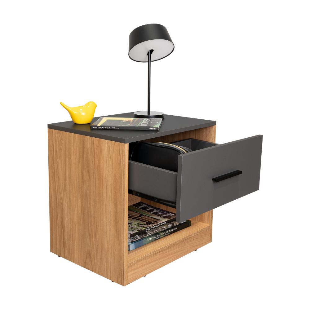 MESA DE NOCHE GIROA, PLATA OSCURO Y FRESNO EUROPEO, CON ESPACIO PARA COLOCAR OBJETOS DECORATIVOS