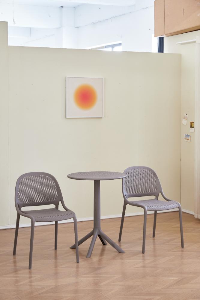 Silla Tolondo, Color Negro, Con espaldar redondo transpirable y diseño minimalista