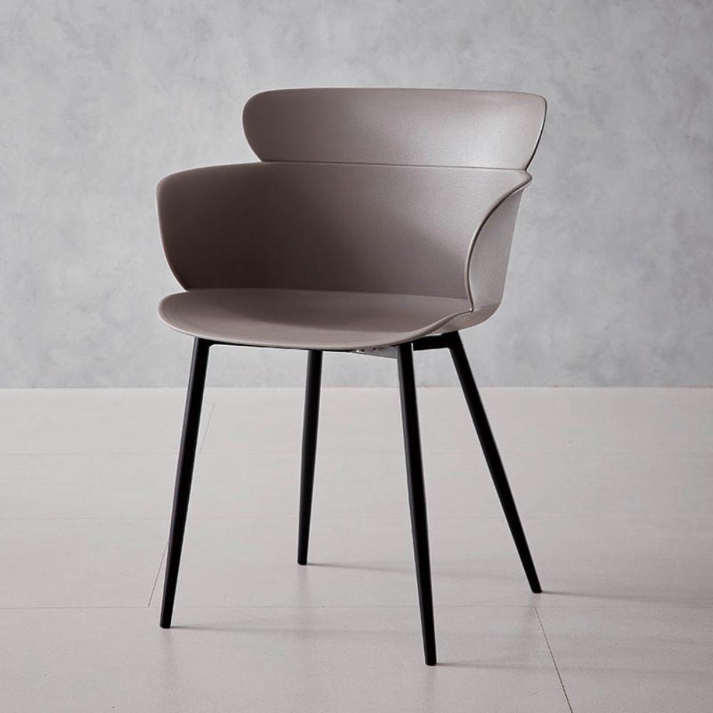 SILLA MIAMI CON BRAZOS, COLOR TAUPE, CON ESPALDAR Y DISEÑO MODERNO
