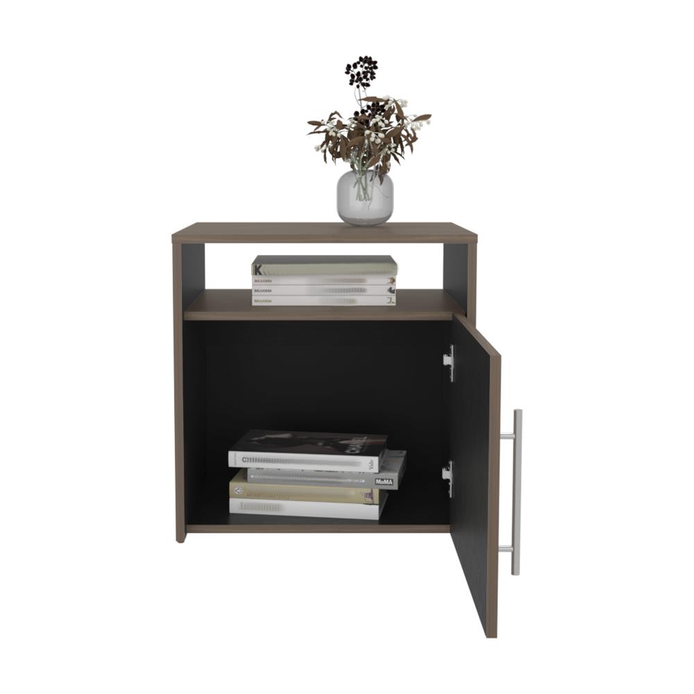 MESA DE NOCHE MONTANO, MILAN Y WENGUE, CON UN CAJÓN Y ESPACIO PARA COLOCAR OBJETOS DECORATIVOS