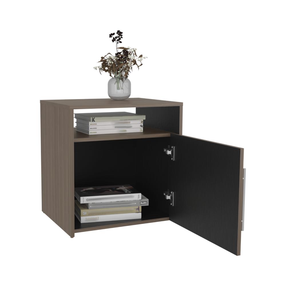MESA DE NOCHE MONTANO, MILAN Y WENGUE, CON UN CAJÓN Y ESPACIO PARA COLOCAR OBJETOS DECORATIVOS